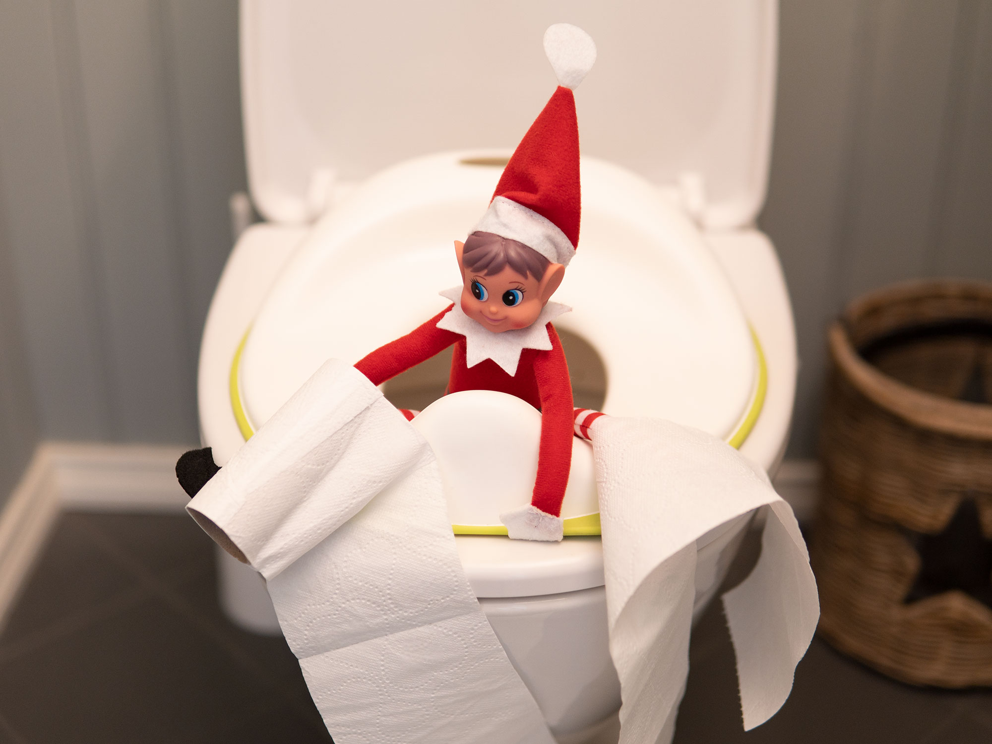 Rampenissen sitter på do