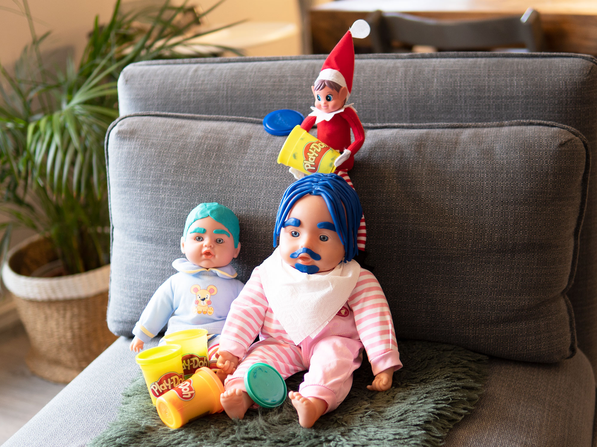 Rampenissen har laget hår på dukker av Play-Doh