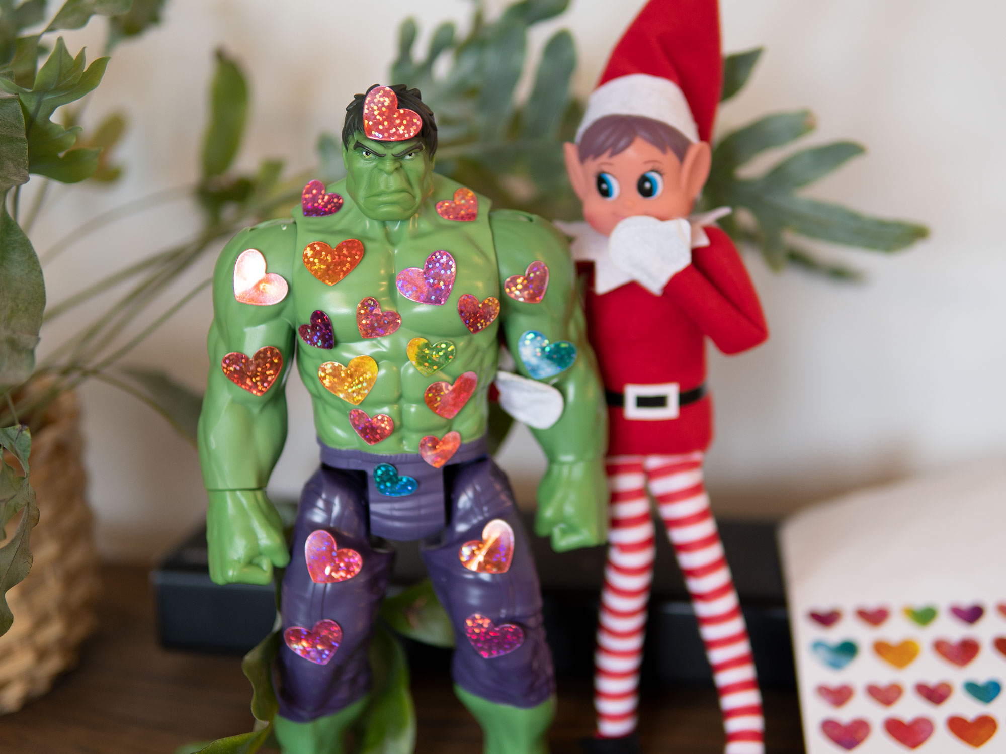 Rampenissen har klistret hjerter på Hulken 