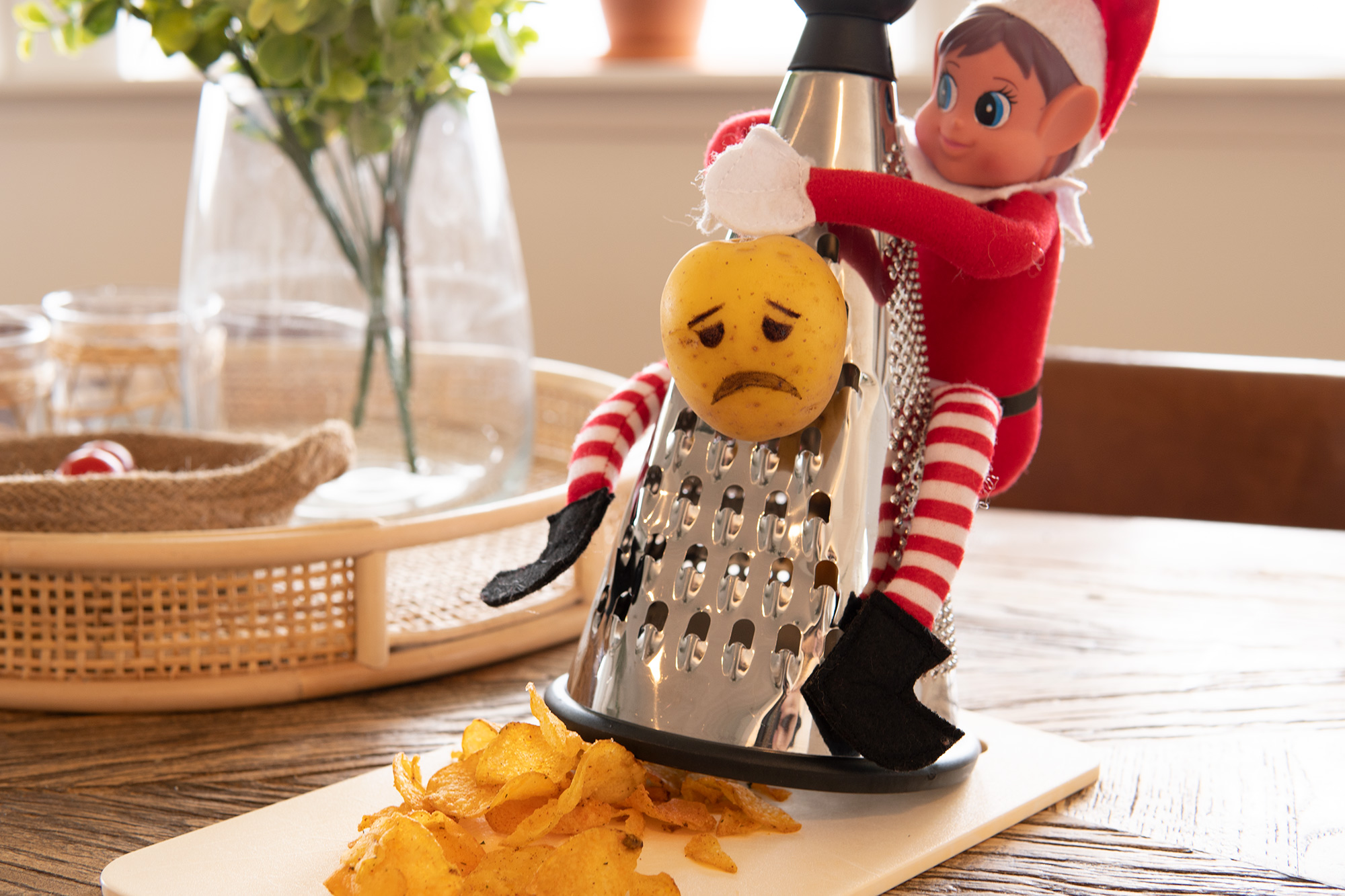 Rampenissen lager potetgull ved å rive en potet