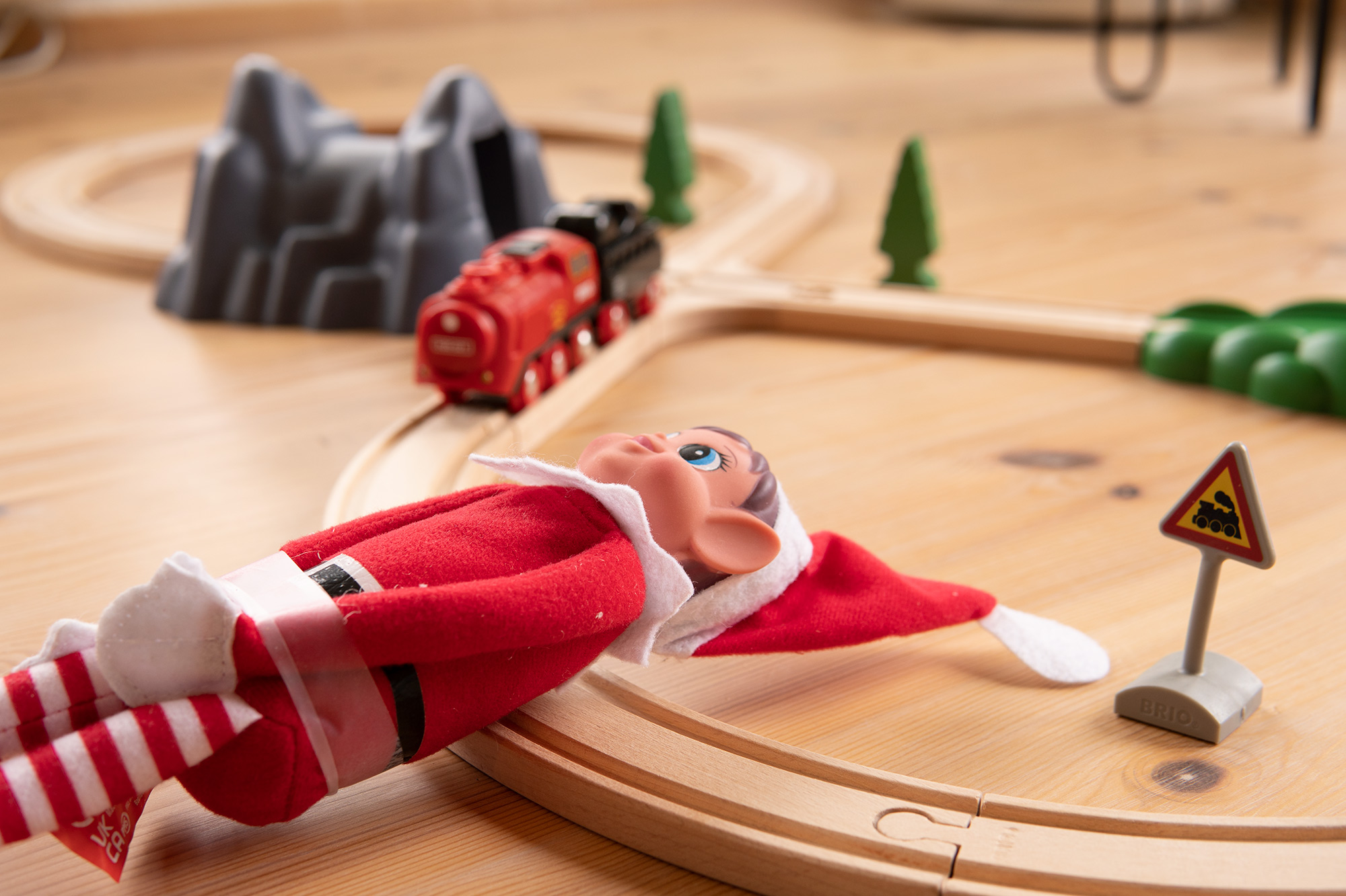 Rampenissen er bundet fast på togbanen, toget er på vei