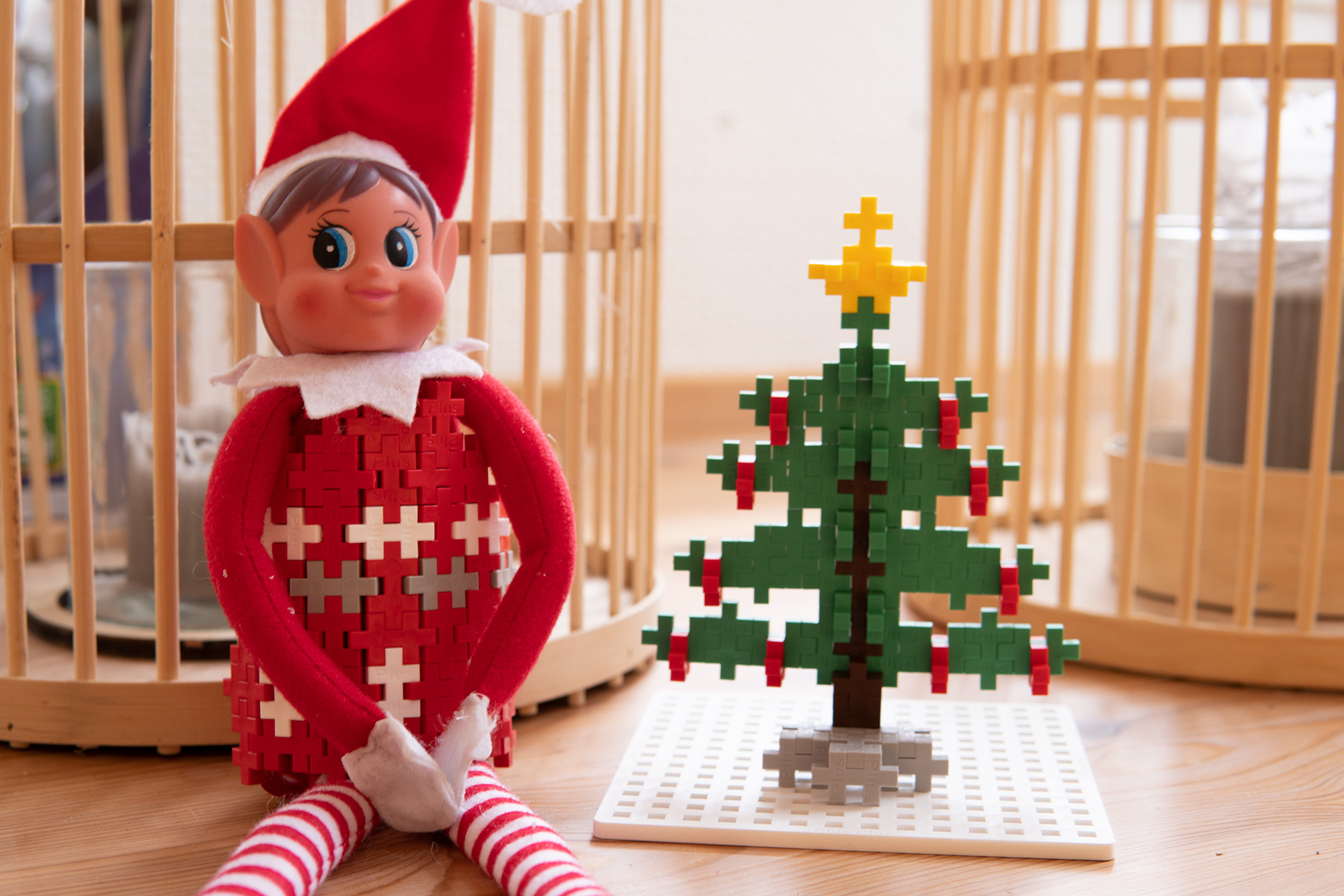 Rampenissen har bygget en julegenser og et juletre av plus plus