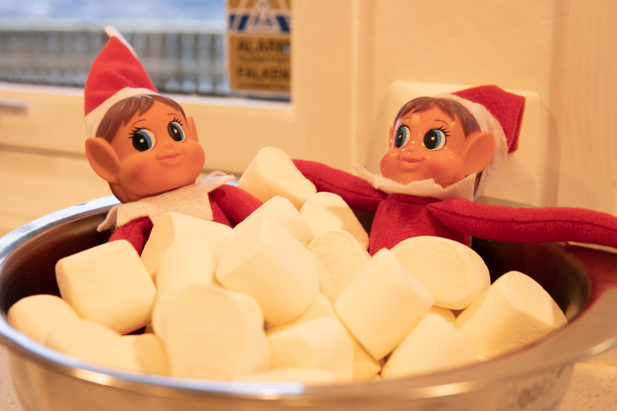 Rampenissene bader i boblebad av marshmallows