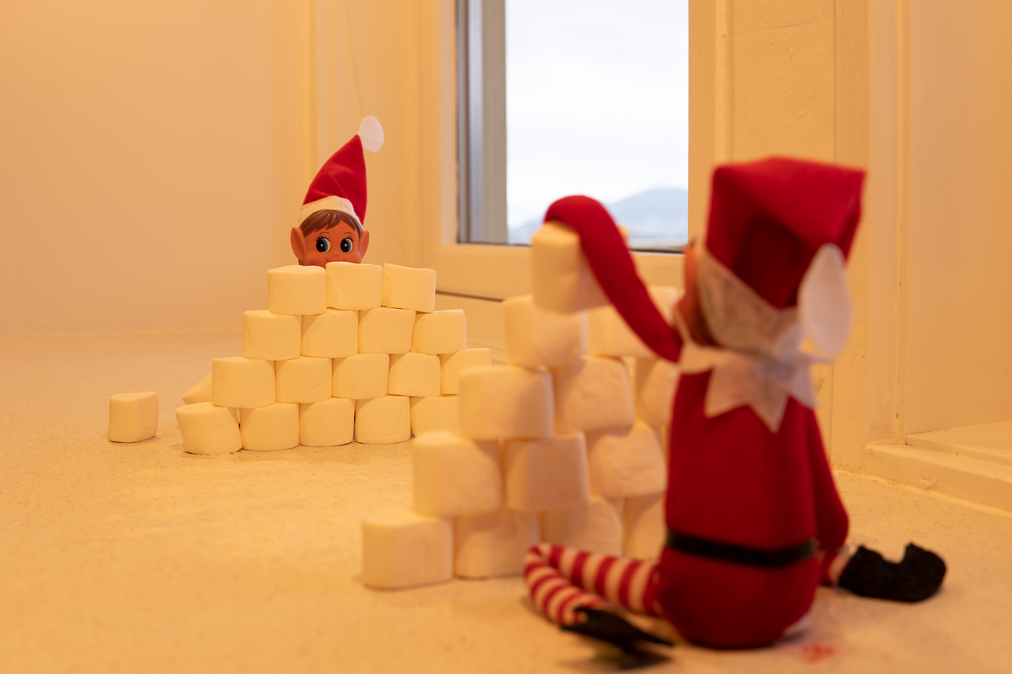 Rampenissene har snøballkrig med marshmallows