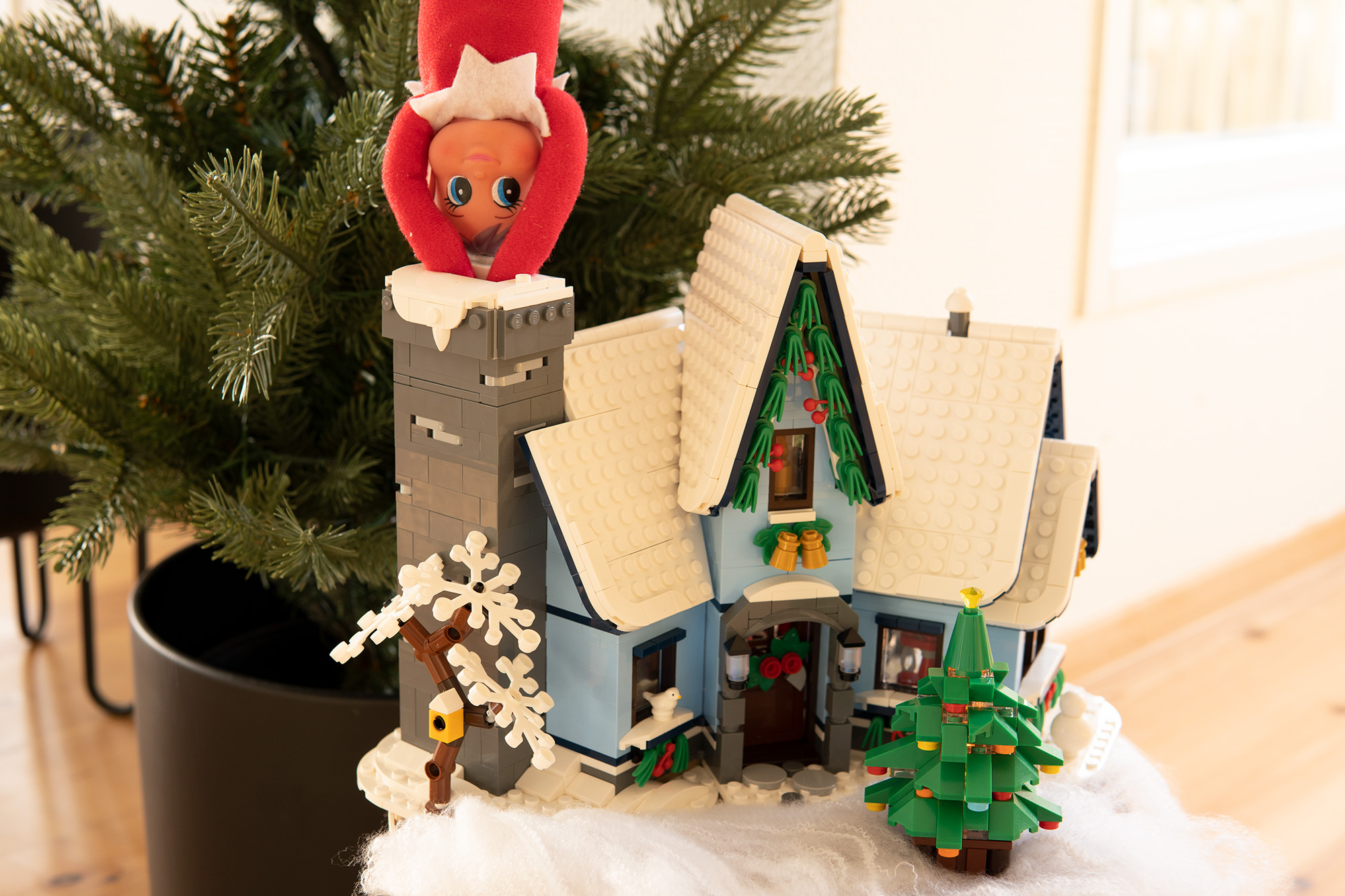 Rampenissen prøver å gå ned pipa i et julehus