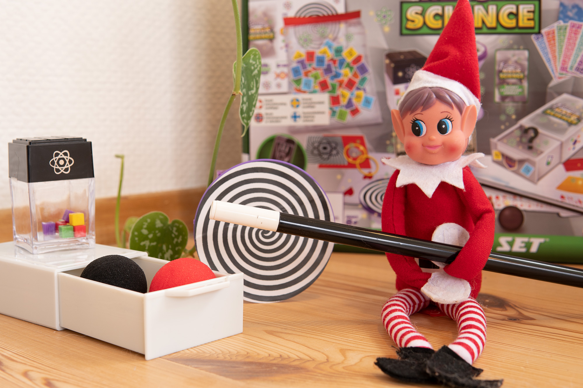 Rampenissen leker med vitenskapssett og magi