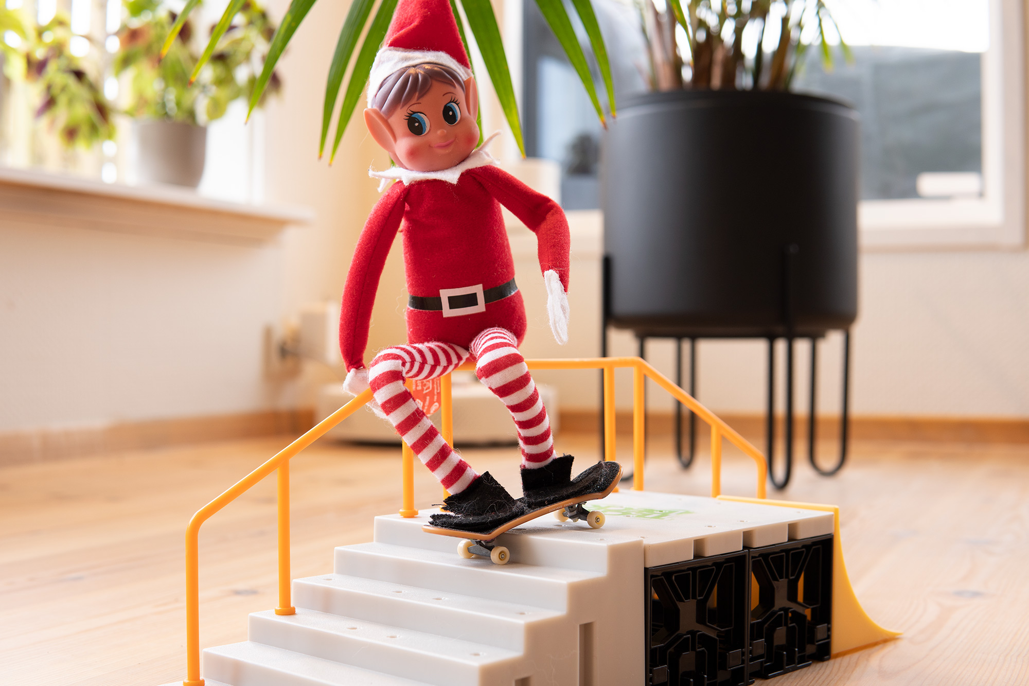 Rampenissen trikser med skateboard på skaterampe